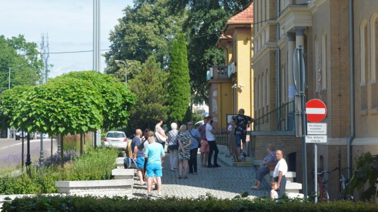 Urząd miasta boi się koronawirusa, zezwala jednak na oblegane imprezy