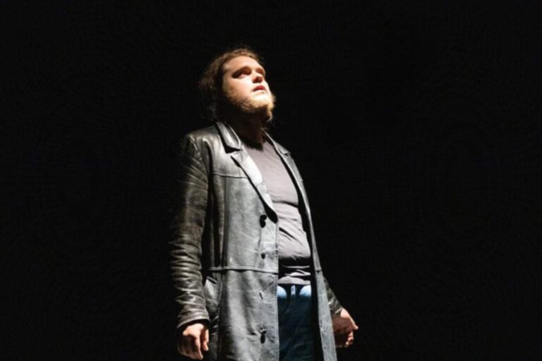 „Czuję tę postać, żyję nią”- Mariusz Rochowicz w „Lamencie paranoika”